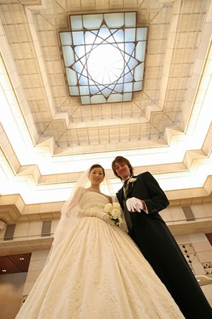 天井から光が差し込む結婚式会場