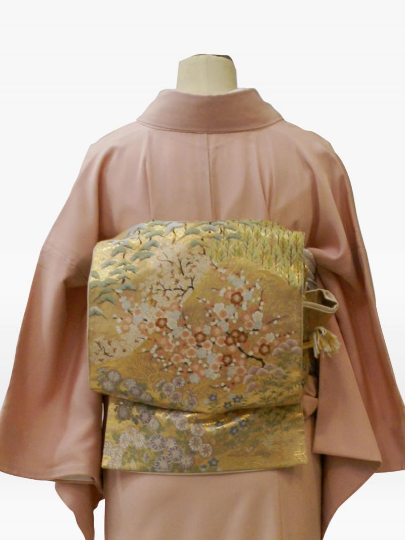 ピンク色の松竹梅に菊・鶴の羽ばたきの色留袖