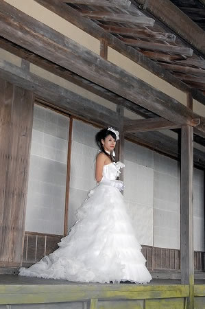 飛騨の里でウェディングドレスを着る花嫁