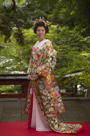 日枝神社で花柄の色打掛を着る花嫁