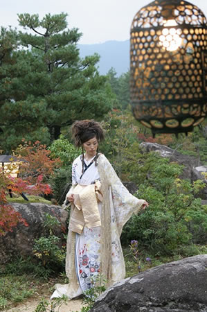 日本庭園で花嫁のウェディングフォト
