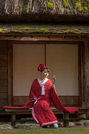 白川郷で赤い色打掛を着る花嫁