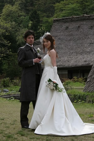 白川郷で白ドレスでウェディングフォト