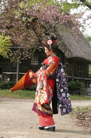 白川郷で赤い引き振袖を着た花嫁のウェディングフォト