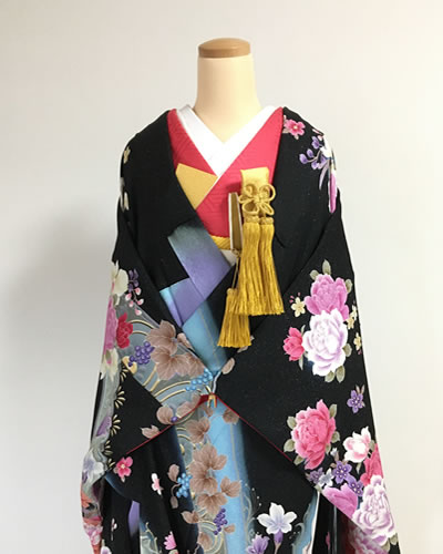 赤色の掛下衿を付けた色打掛