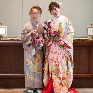 ピック色のリメイク打掛を着た花嫁とお祖母様