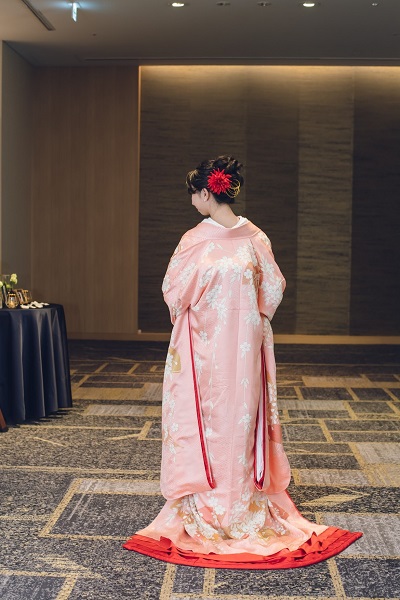 ピンク色のリメイク打掛を着た花嫁