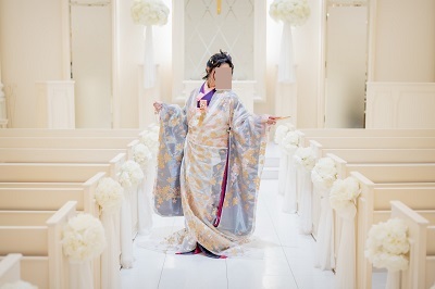 紫色のリメイク引き振袖を打掛の掛下代わりに着た花嫁
