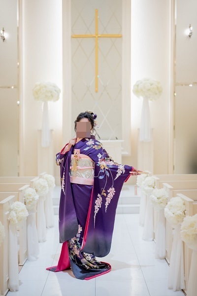 紫色のリメイク引き振袖を着た花嫁