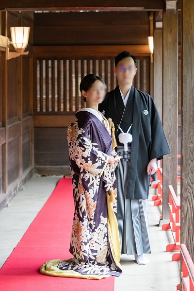 紫色のリメイク打掛を着た花嫁と花婿