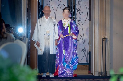 紫色のリメイク打掛を着た花嫁と花婿