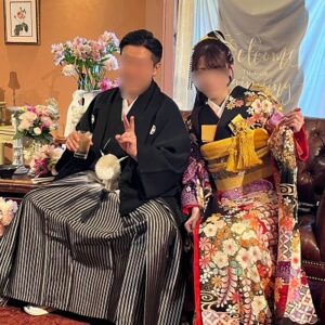 黒色のリメイク引き振袖を着た花嫁と花婿