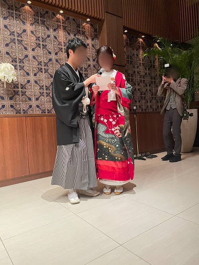 赤色のリメイク打掛を着た花嫁と花婿
