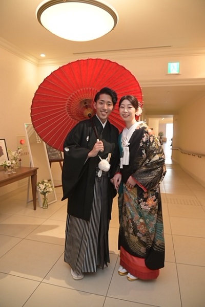 黒色のリメイク打掛を着た花嫁と花婿