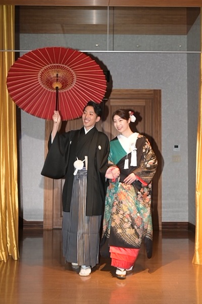 黒色のリメイク打掛を着た花嫁と花婿