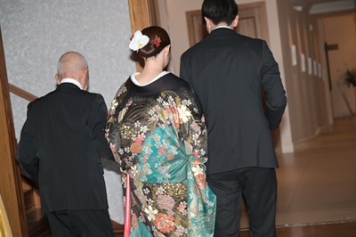 黒色のリメイク打掛を着た花嫁と花婿とご親族様