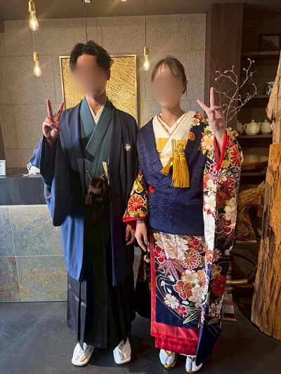 紺色のリメイク打掛を着た花嫁と花婿