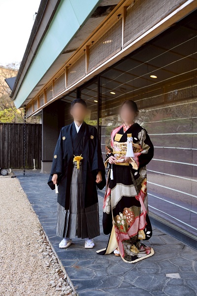 黒色のリメイク引き振袖を着た花嫁と花婿