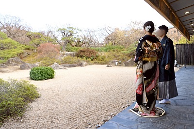 黒色のリメイク引き振袖を着た花嫁と花婿