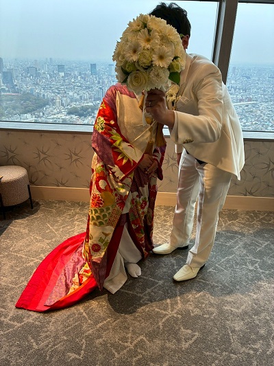 白色のリメイク打掛を着た花嫁と花婿