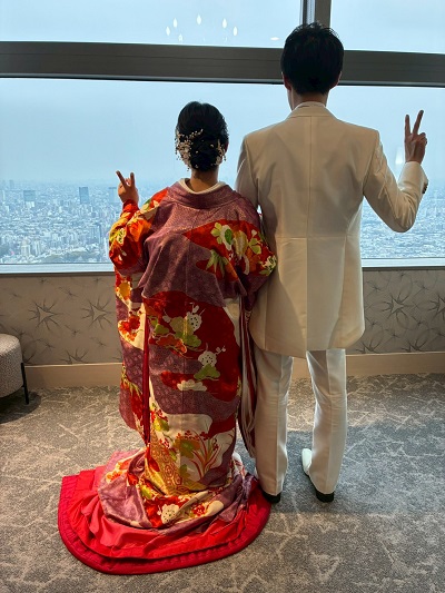 紫のリメイク打掛を着た花嫁と花婿
