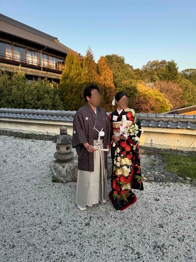黒色のリメイク引き振袖を着た花嫁と花婿