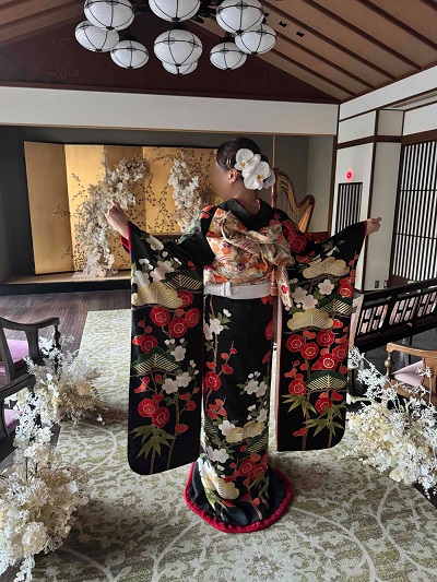 黒色のリメイク引き振袖を着た花嫁