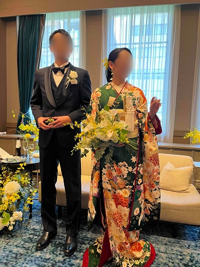 緑色のリメイク引き振袖を着た花嫁と花婿