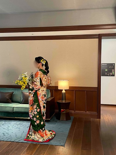 緑色のリメイク引き振袖を着た花嫁