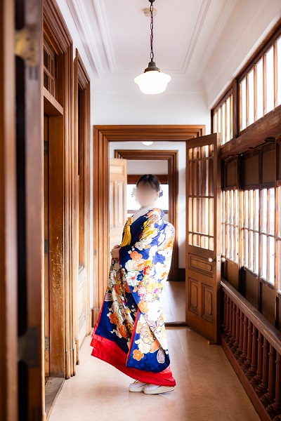 青色のリメイク打掛を着た花嫁