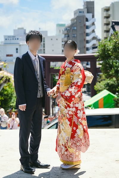 赤色のリメイク引き振袖を着た花嫁と花婿