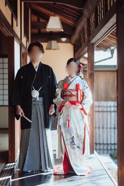 白色のリメイク引き振袖を着た花嫁と花婿