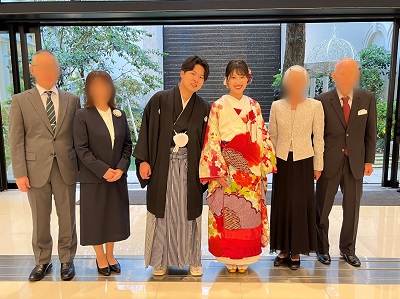 白色のリメイク打掛を着た花嫁と花婿とご親族様