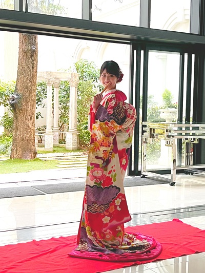白色のリメイク打掛を着た花嫁