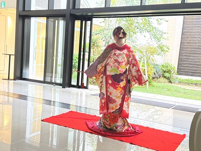 白色のリメイク打掛を着た花嫁