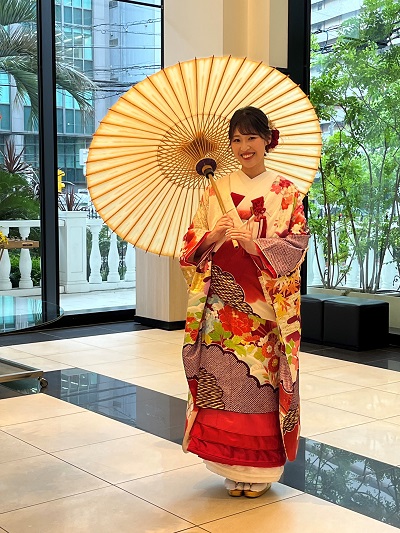 白色のリメイク打掛を着た花嫁