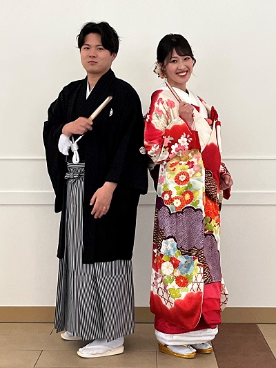 白色のリメイク打掛を着た花嫁と花婿
