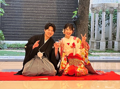 白色のリメイク打掛を着た花嫁と花婿