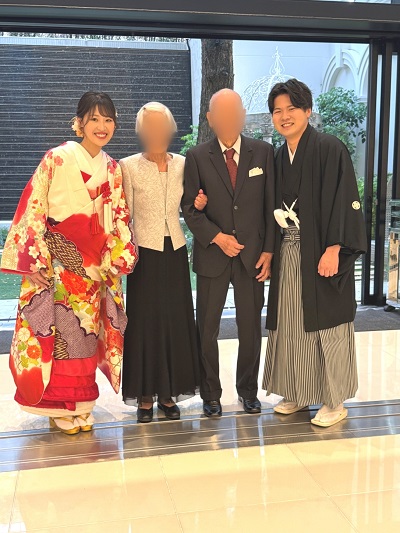 白色のリメイク打掛を着た花嫁と花婿とご親族様