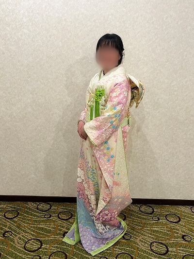 白色の色のリメイク引き振袖を着た花嫁