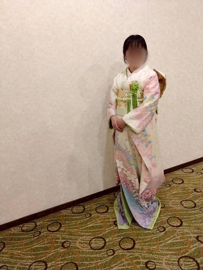 白色の色のリメイク引き振袖を着た花嫁