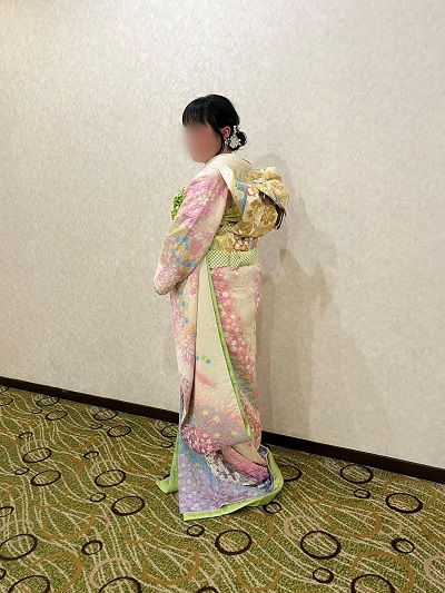 白色の色のリメイク引き振袖を着た花嫁