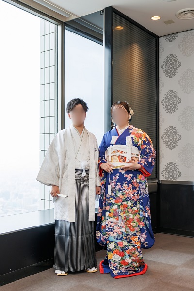青色のリメイク引き振袖を着た花嫁と花婿