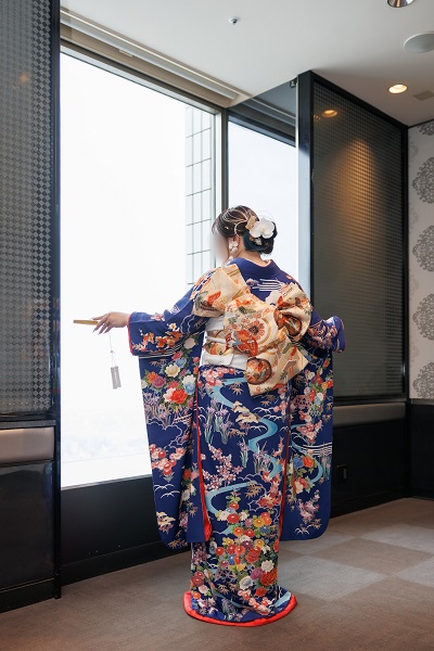 青色のリメイク引き振袖を着た花嫁