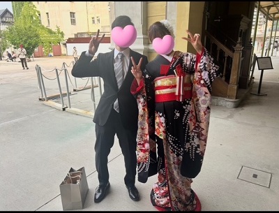黒色のリメイク引き振袖を着た花嫁と花婿
