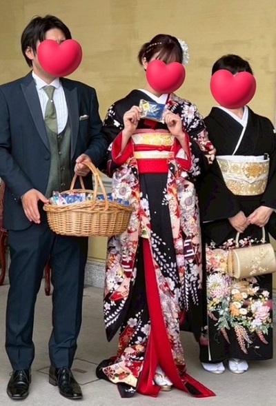 黒色のリメイク引き振袖を着た花嫁と花婿と母親