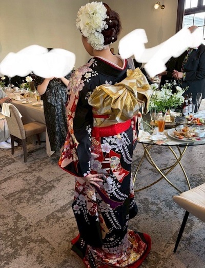 黒色のリメイク引き振袖を着た花嫁
