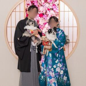 青緑色のリメイク引き振袖を着た花嫁と花婿とワンちゃん
