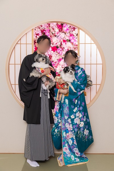 青緑色のリメイク引き振袖を着た花嫁と花婿とワンちゃん