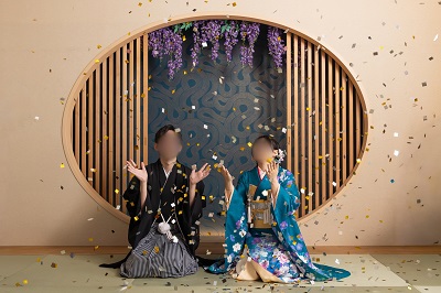 青緑色のリメイク引き振袖を着た花嫁と花婿